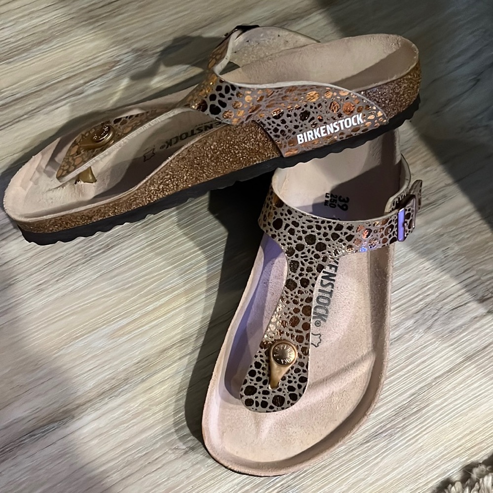 BNIB Birkenstocks - Gizeh rose gold pattern - size 39 USA size 8.5 ish/